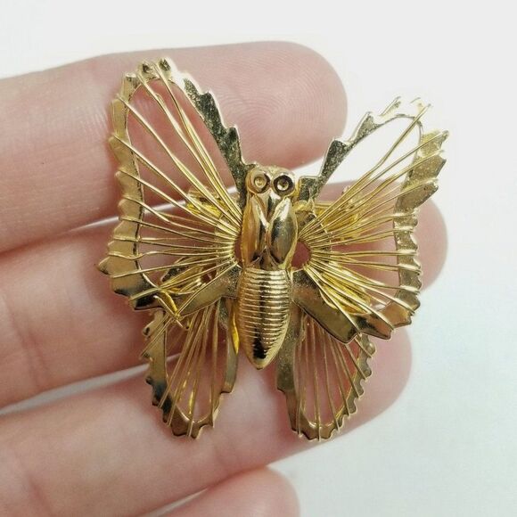 Vintage Butterfly or Moth Shape Brooch, Gold Tone Wire Design Wings, Retro Pin - Picture 2 of 6